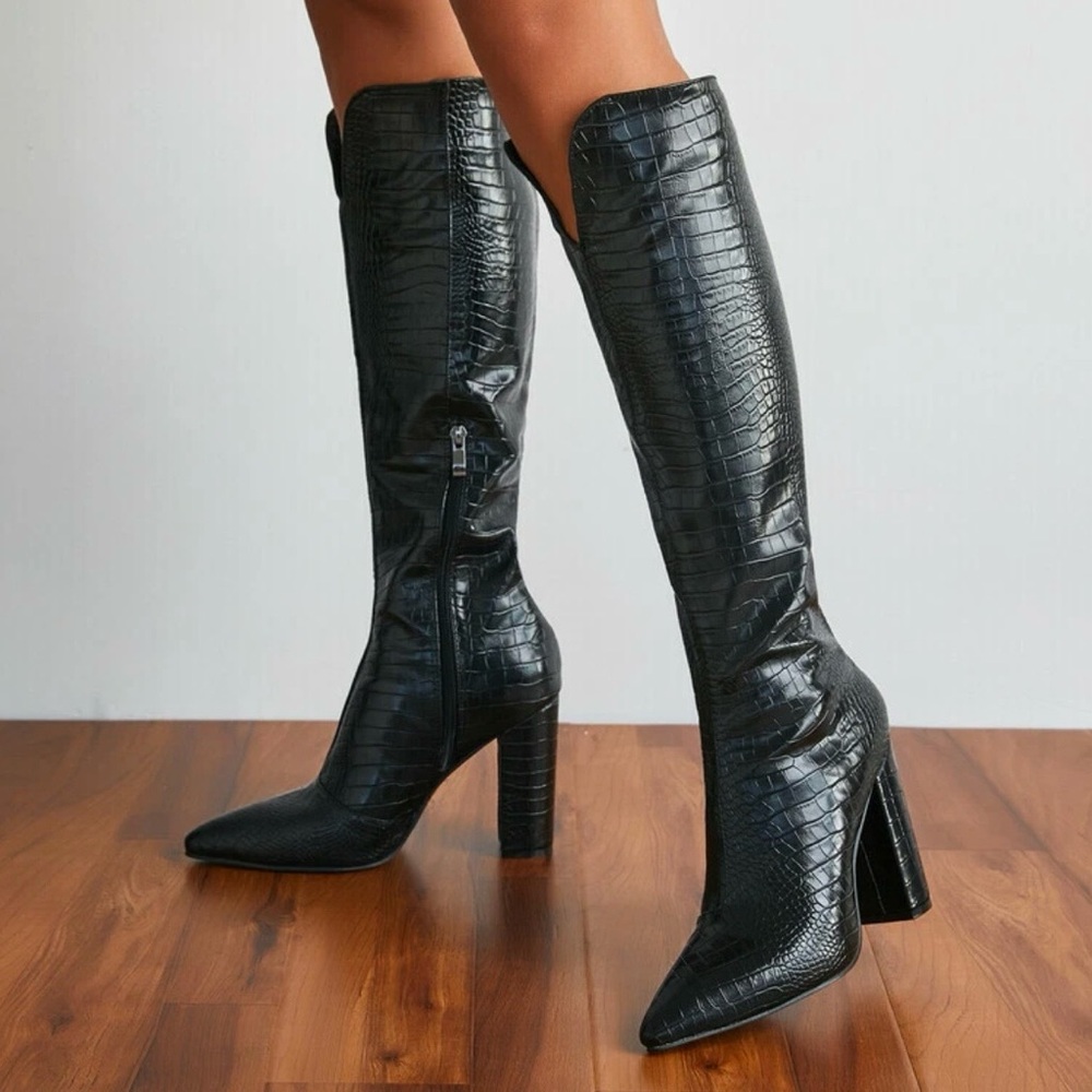 NIB Pauvaody Black Snakeskin Faux Leather Knee High Tall Pointed Heel Boots 7